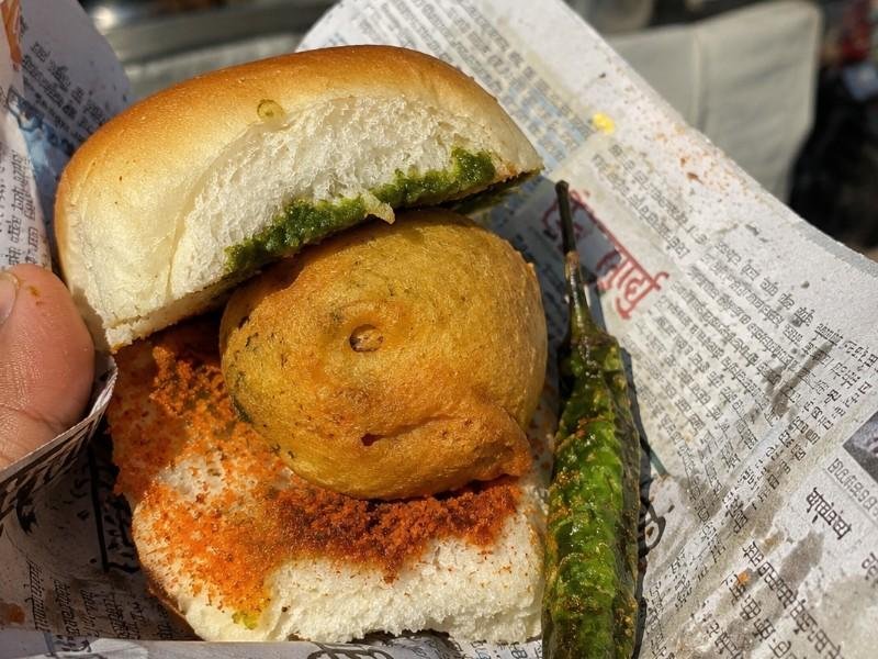 "Vada Pav in Mumbai street stall" ya "Pav Bhaji at Chowpatty Mumbai